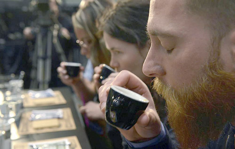 النساء في أنحاء العالم حصلن في العام الماضي على ما يزيد قليلا على نصف أجور الرجال.