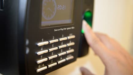 قريبا .. الرفع بنظام جديد لبصمة الموظفين الحكوميين