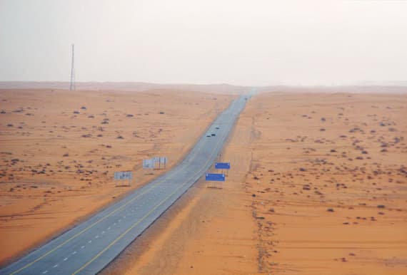 من أسباب الحوادث أن الطريق ذو مسار واحد، ما يشكل خطرا كبيرا. "الاقتصادية"