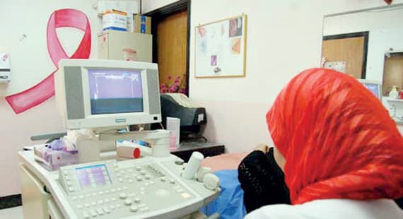 قسم الاستقبال في المستشفيات يعتذر عن قبول السيدات لفحصهن لعدم وجود تحويل. 	 "الاقتصادية"