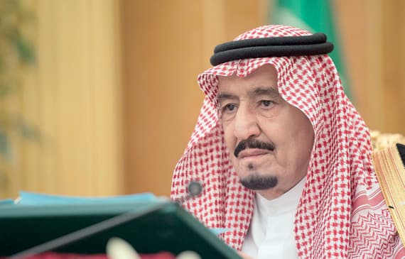الملك سلمان خلال الجلسة. 