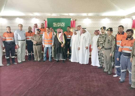 محافظ مهد الذهب لدى زيارته المشروع.