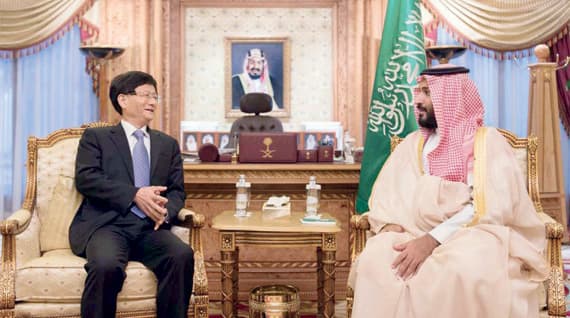 ولي ولي العهد خلال لقائه مبعوث الرئيس الصيني أمس في مكتبه بالمعذر. «واس»