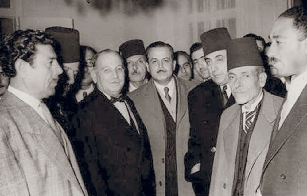 يونس بحري مقابل الرئيس السادات عام 1955.