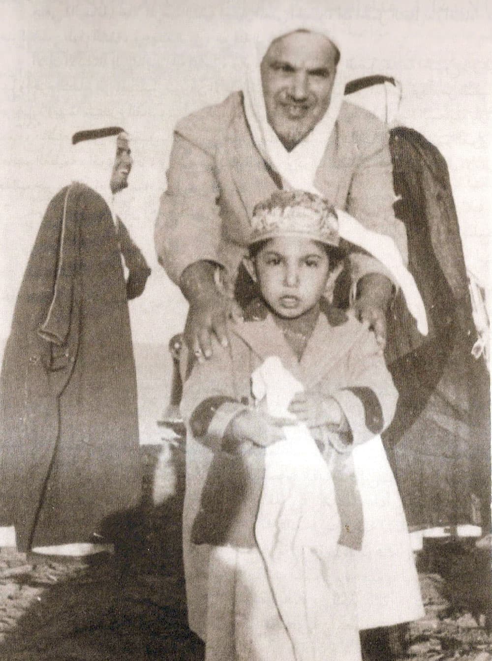 الشيخ حمد الجاسر مع ابنه محمد وخلفه الشيخ ناصر المنقور.