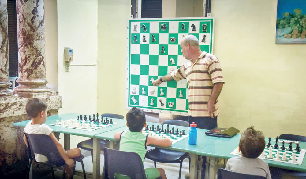 عندما توسعت رقعة الدولة الإسلامية من حوض المتوسط وصولا إلى المغرب ومنها إلى الأندلس، انتقلت اللعبة معهم إلى أوروبا. الفرنسية