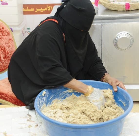 تحتفظ معلمات طريقة الكليجا الحائلية بسر خلطاتهن التي تميز الكليجا.