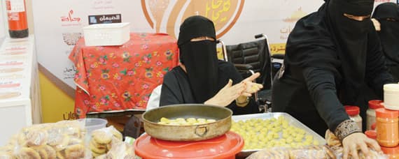 وضع مطبخ صغير لتعليم الزوار طريقة إعداد الكليجا الحائلية.