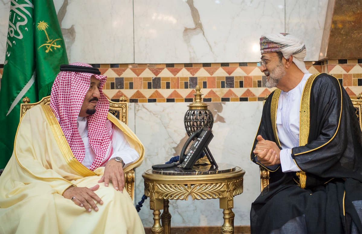 الملك يستقبل المعزين في وفاة  الأمير تركي بن عبدالعزيز