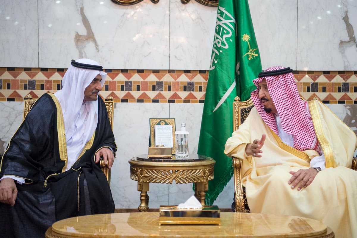 الملك يستقبل المعزين في وفاة  الأمير تركي بن عبدالعزيز