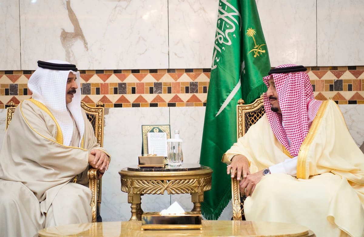 الملك يستقبل المعزين في وفاة  الأمير تركي بن عبدالعزيز