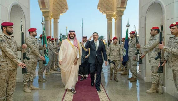 الأمير محمد بن سلمان مرحبا بالضيف الماليزي. 