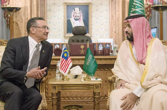 ولي ولي العهد خلال اجتماعه ووزير الدفاع الماليزي أمس في مكتبه بالمعذر. "واس"