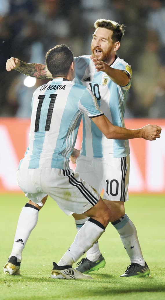 ليونيل ميسي يحتفل بهدفه الأول في شباك كولومبيا أمس."الفرنسية"