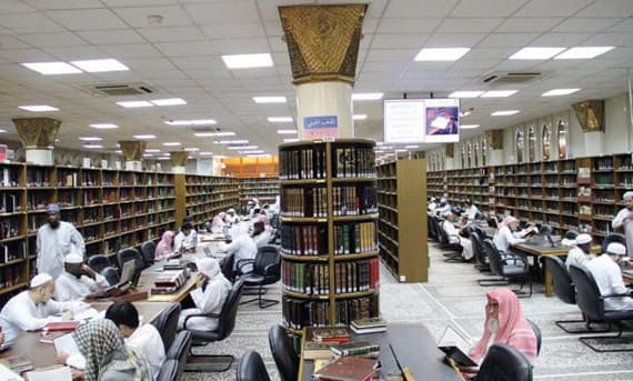 المكتبة أنشئت عام 1352هـ باقتراح من عبيد مدني مدير الأوقاف في المدينة المنورة آنذاك للملك عبدالعزيز.     «واس»