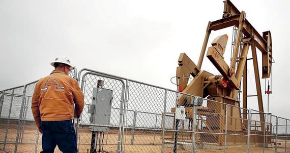 ارتفاع أسعار النفط في ختام الأسبوع الماضي، يأتي على الرغم من ارتفاع الدولار إلى أعلى مستوياته في 14 عاما.