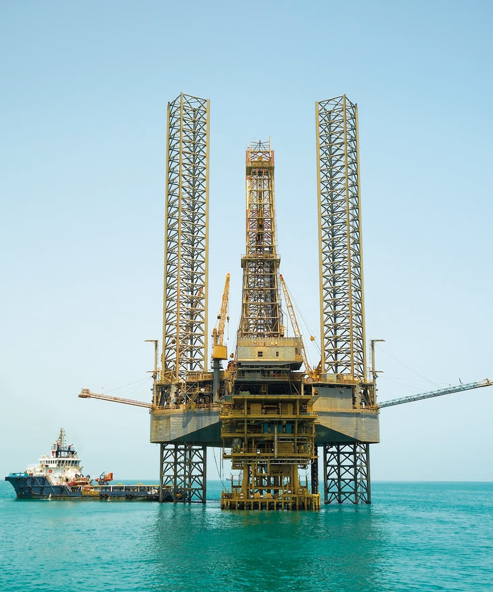 جهاز حفر في إحدى منصات الحفر في منيفة."الاقتصادية"