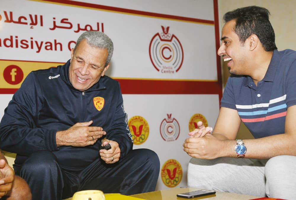 انجوس خلال حديثه للزميل الصيعري. 
تصوير: عيسى الدبيسي ـ "الاقتصادية"