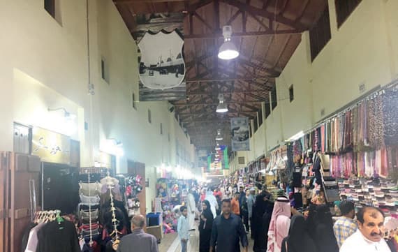 تزخر سوق المباركية بعديد من المقتنيات الأثرية القديمة.