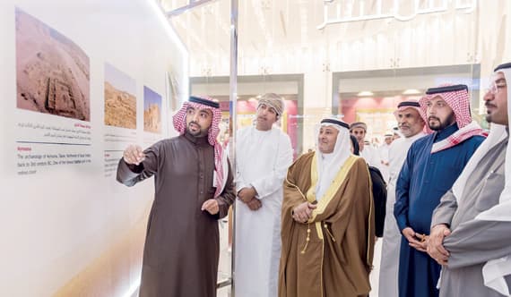 د. علي الغبان أثناء تجوله في المعرض. 