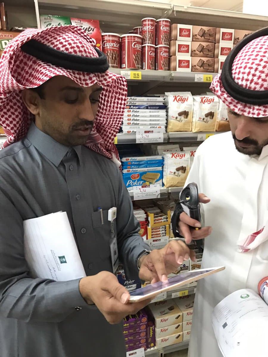 "التجارة" تباشر بلاغات مواطنين عن منتجات منتهية الصلاحية في "بنده"