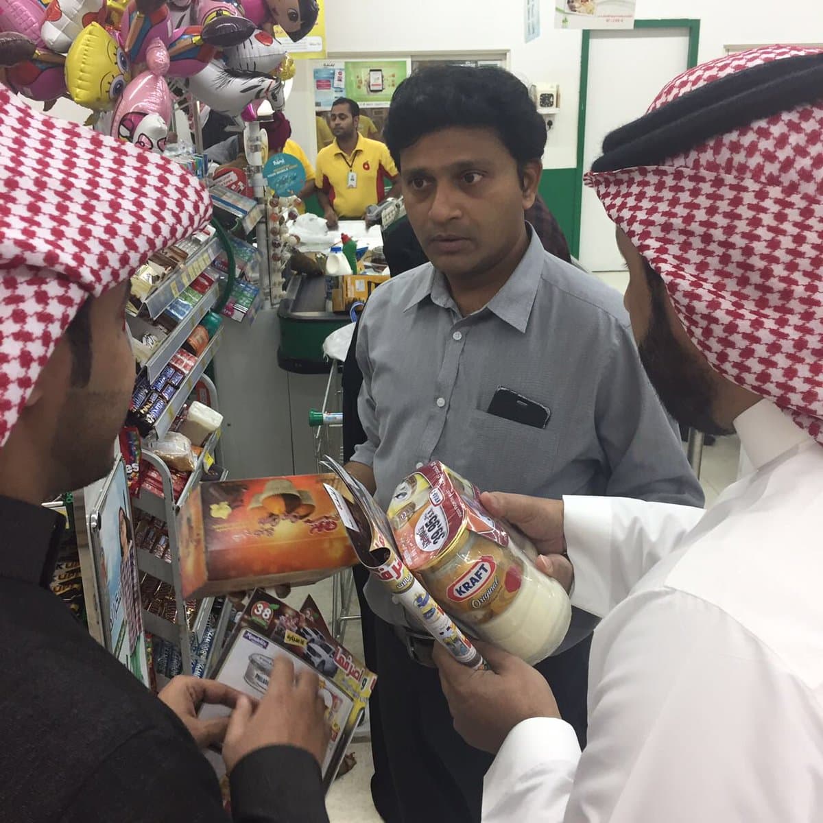 "التجارة" تباشر بلاغات مواطنين عن منتجات منتهية الصلاحية في "بنده"