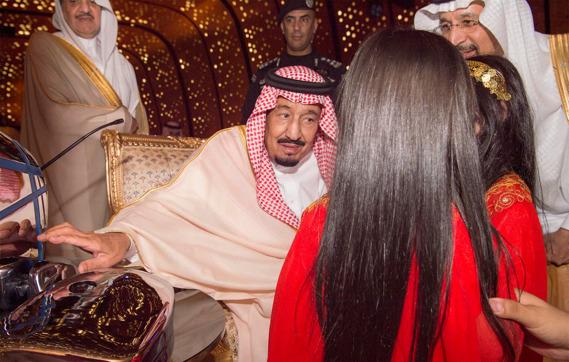 الملك يدشن مشاريع بترولية بقيمة 160 مليارا ومركز الملك عبدالعزيز الثقافي