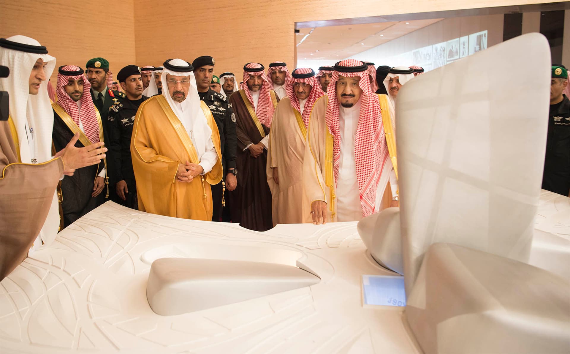 الملك يدشن مشاريع بترولية بقيمة 160 مليارا ومركز الملك عبدالعزيز الثقافي