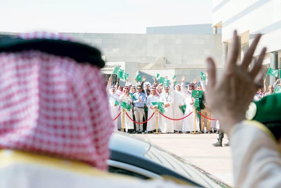 خادم الحرمين محييا عددا من مستقبليه خلال وصوله إلى الظهران لتدشين عدد من المشروعات العملاقة أمس. 