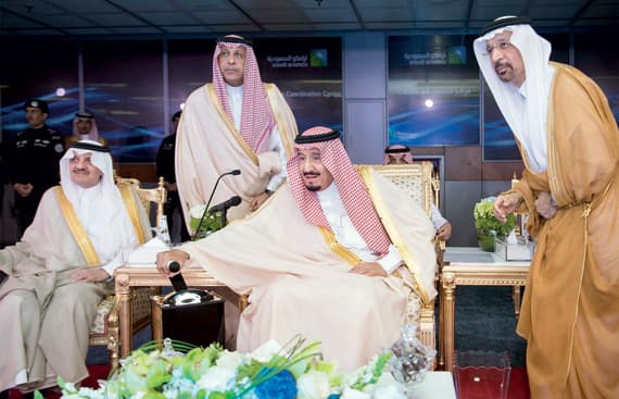 الملك سلمان خلال رفعه ذراع التحكم إيذانا بتدشين المشروعات الجديدة، ويبدو الأمير سعود بن نايف.تصوير: بندر الجلعود  ـــ "الافتصادية"
