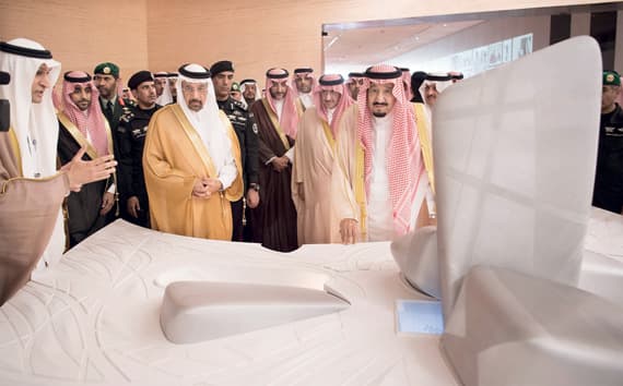 خادم الحرمين يطلع على مجسم لمركز  الملك عبدالعزيز الثقافي العالمي، ويبدو الأمير سعود بن نايف والأمير محمد بن نايف.