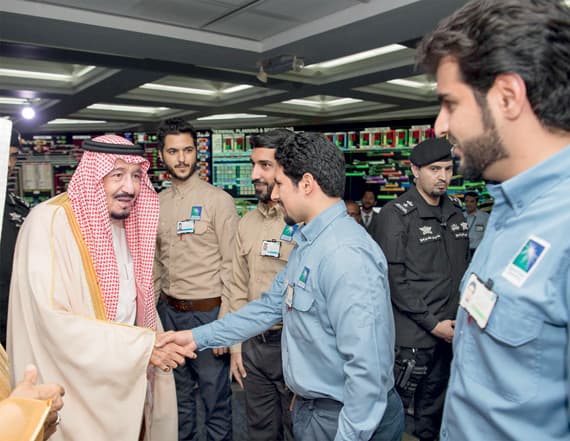 .. وهنا مصافحا عددا من  السعوديين العاملين في المشروعات النفطية.