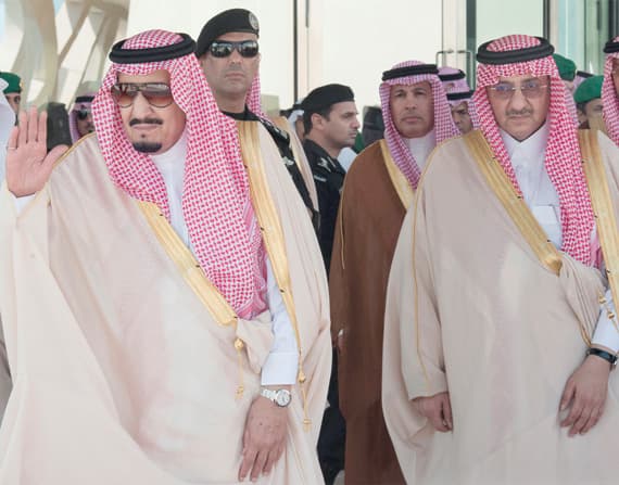 الملك سلمان بن عبد العزيز خلال حفل التدشين ويبدو الأمير محمد بن نايف ولي العهد.