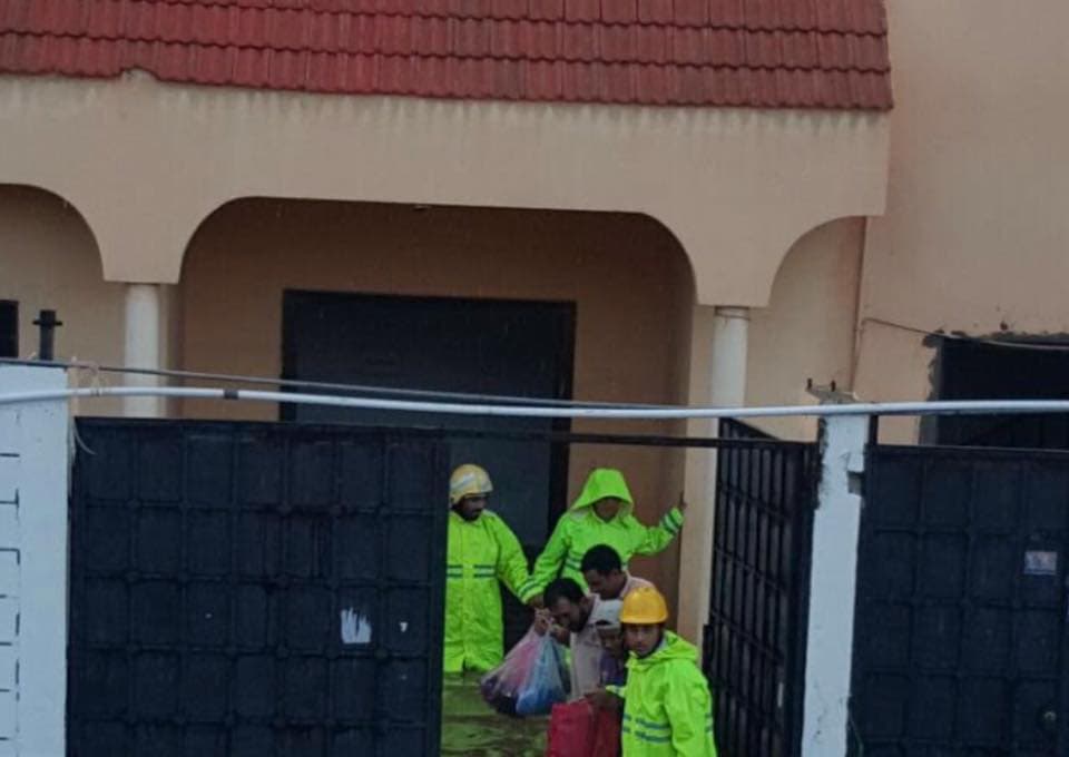 جدة: إنقاذ ٤٨ شخص احتجزتهم المياه في بناية نتيجة الأمطار