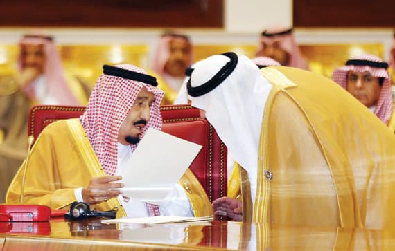 خادم الحرمين خلال ترؤسه وفد المملكة في القمة الخليجية الـ37 التي استمرت يومين في البحرين. " الفرنسية" 