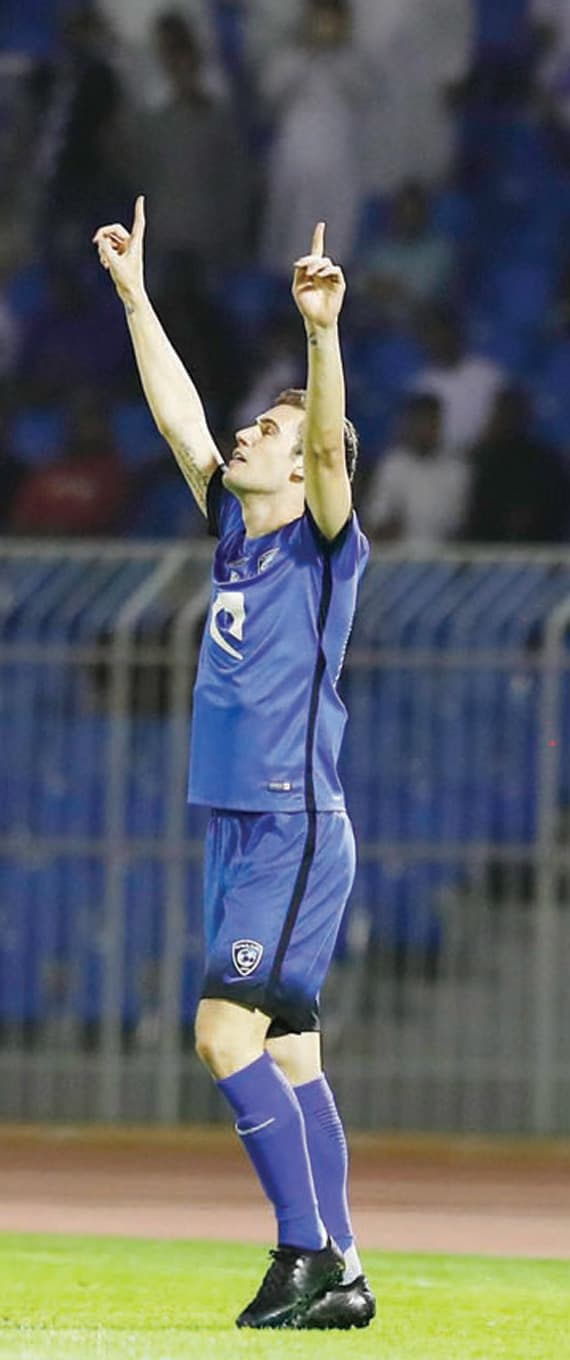 ليو فرحا بهدفه في الشباب.