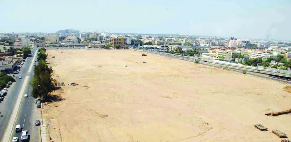 ينتظر ملاك الأراضي غير المسجلين في نظام الرسوم فرض غرامات مالية عليهم.