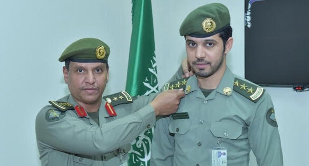 العقيد السعد يقلد النقيب العتيبي رتبته الجديدة.«الاقتصادية»