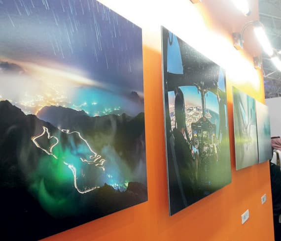 يعرض الملتقى العديد من صور المبدعين السعوديين الذين يسهمون للتعريف بالمناطق السعودية