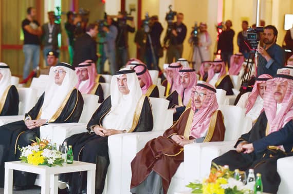 جانب من الحفل، ويبدو د. العساف إلى جواره د. الخليفي. 