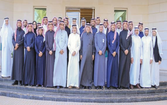 الوزير القصبي يتوسط اعضاء مجلس إدارة هيئة المنشآت الصغيرة والمتوسطة في مقر هيئة الاستثمار أمس.«الاقتصادية»