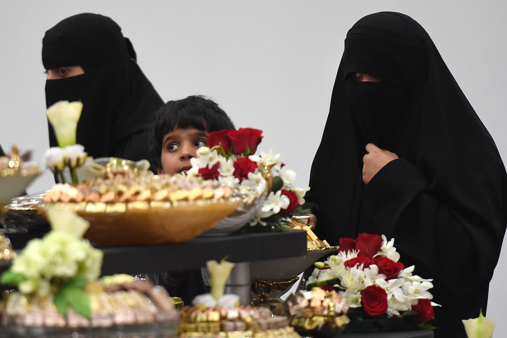 السعوديون يستمتعون بزيارة المعرض الدولي للقهوة والشوكولاتة في الرياض