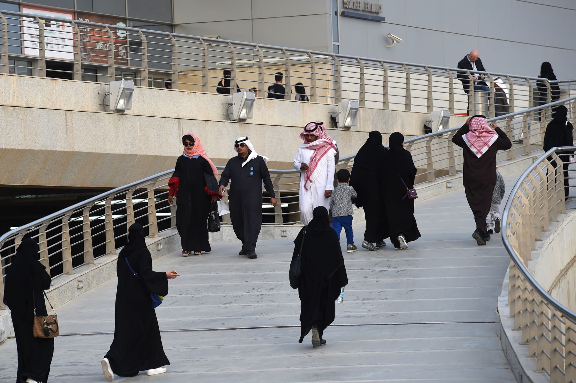 السعوديون يستمتعون بزيارة المعرض الدولي للقهوة والشوكولاتة في الرياض