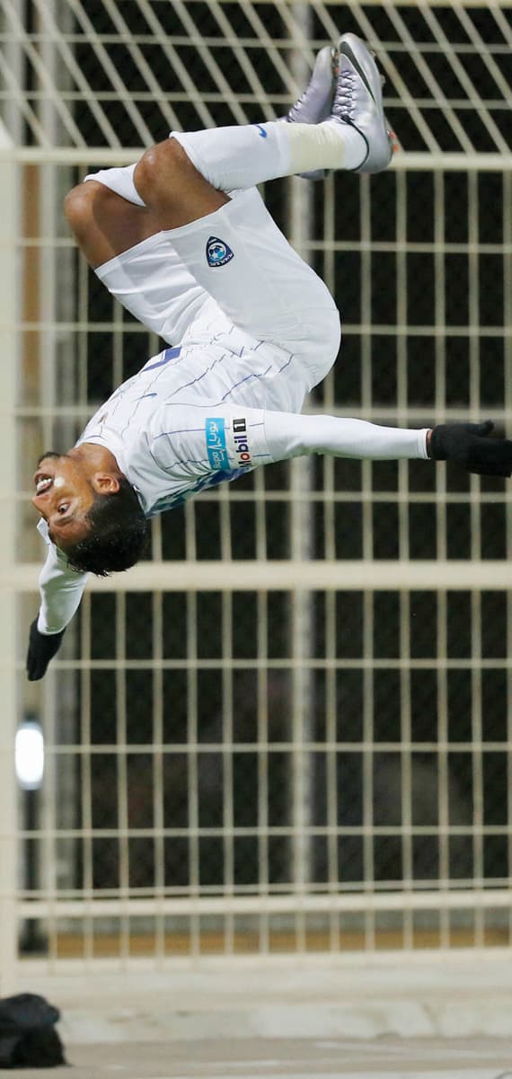 الدوسري بعد تسجيله هدف الهلال الثاني. تصوير: علي العريفي ـ "الاقتصادية"