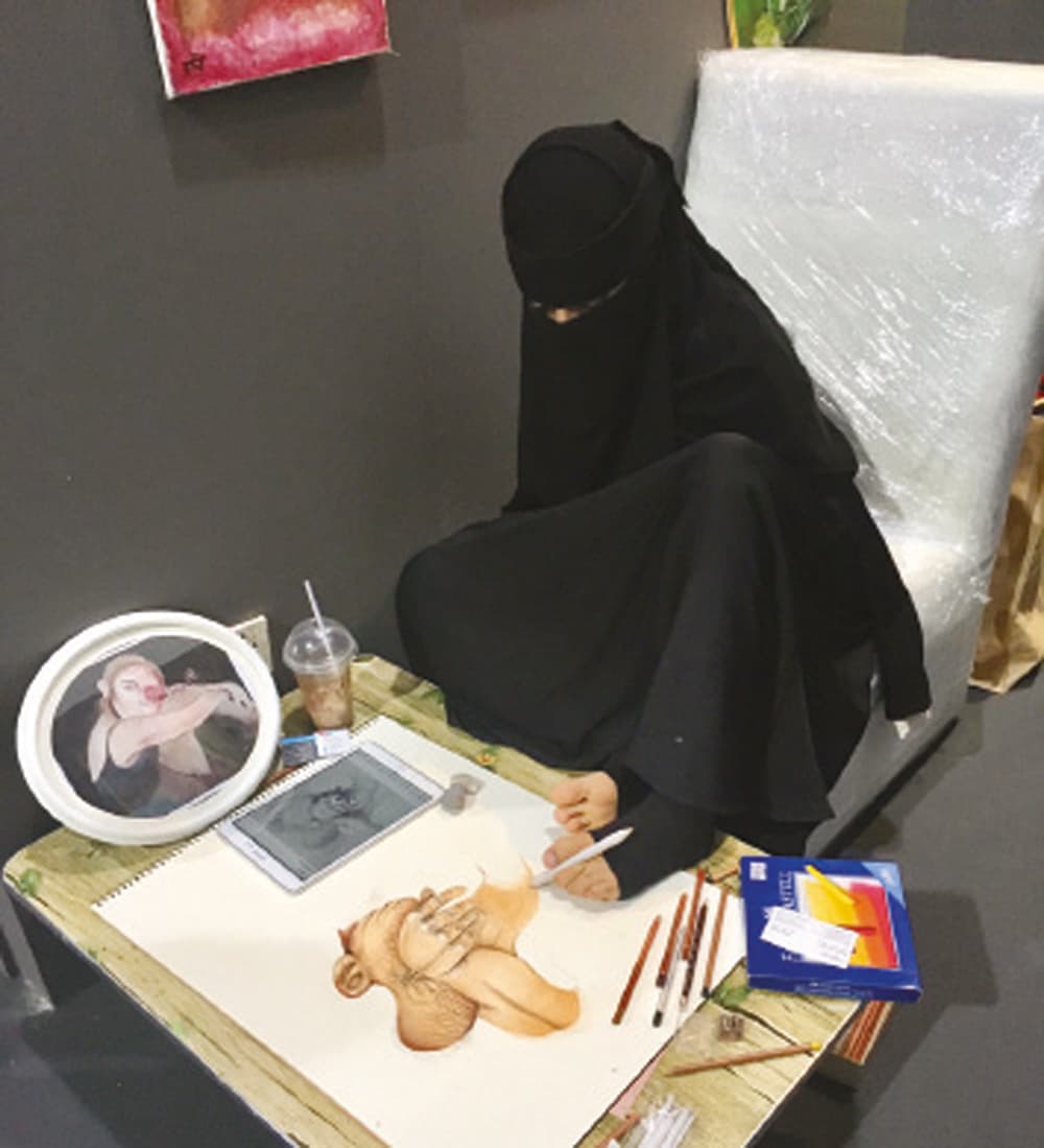 الرسامة هيلة ترسم برجلها. 			  «الاقتصادية»