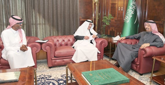 وزير الطاقة خلال حديثه لرئيس التحرير والزميل محمد البيشي في الرياض أمس الأول.