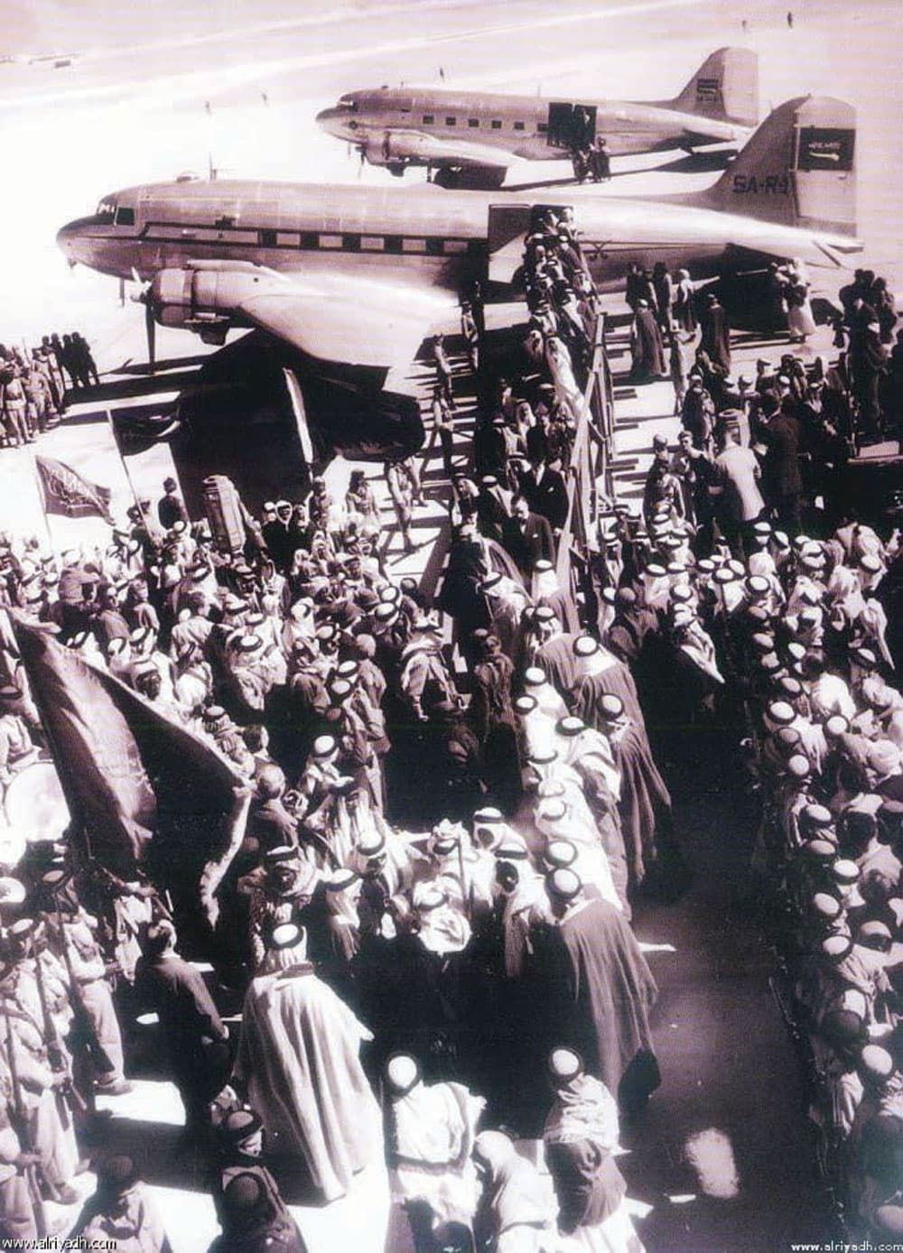 الملك عبد العزيز ينزل من الطائرة عام 1367هـ.