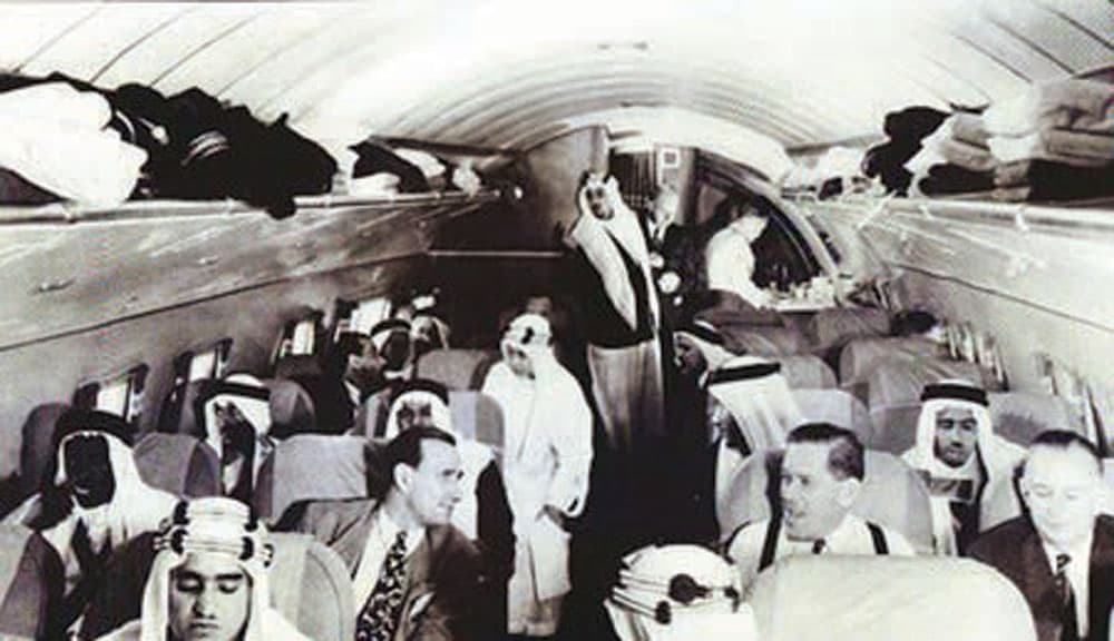 بعض أبناء الملك عبد العزيز والموظفين معه في الطائرة التي أهداها له روزفلت.