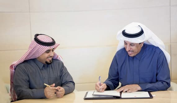 جانب من توقيع الاتفاقية في مقر الهيئة الملكية للجبيل.