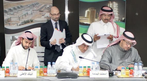 جانب من توقيع الاتفاقية.